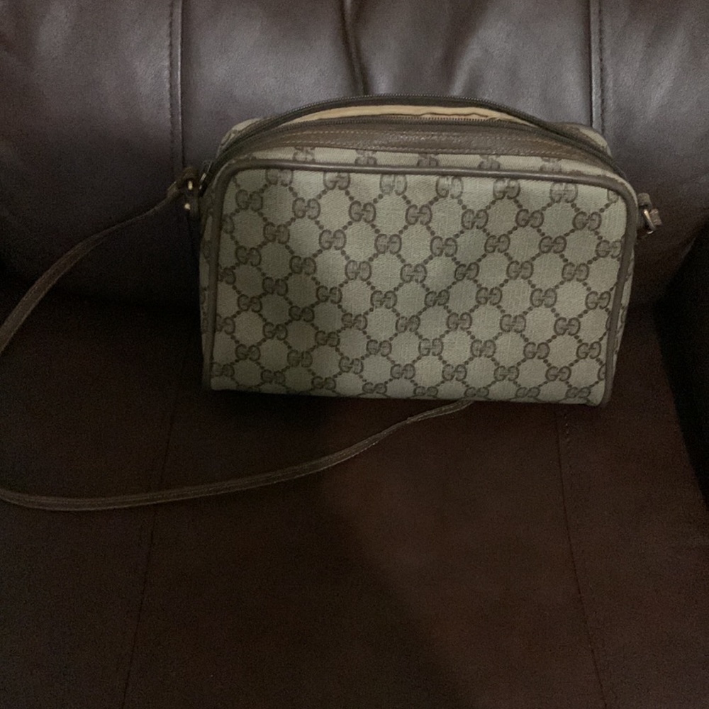 Selling a Gucci vintage bag 💯 authentic - Picture 3 of 5